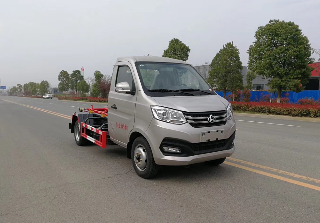 長安藍牌鉤臂式垃圾車